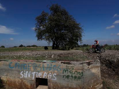 Un hombre vigila un predio para evitar invasiones de tierras en Padilla (Colombia), el pasado 15 de septiembre.