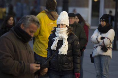 Una joven se protege del frío con gorro y bufanda, en una imagen de archivo.