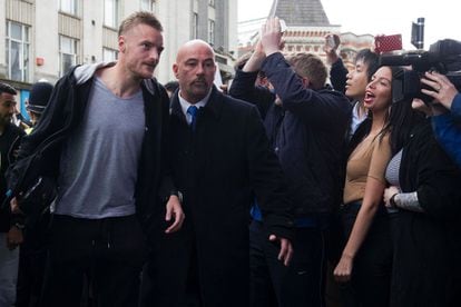 Jamie Vardy, jugador del Leicester City es aclamado por sus fans que esperan su llegada en el centro de Leicester.