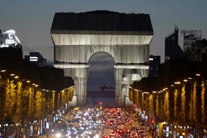 El Arco de Triunfo de París, el 29 de septiembre envuelto en un paño, en un proyecto concebido por el artista Christo.