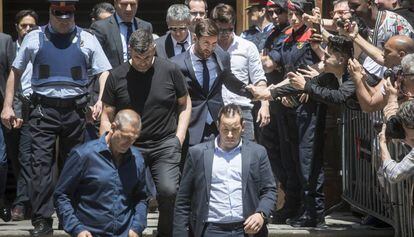 Messi y su entorno, a la salida del Juzgado. 