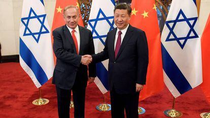 El primer ministro de Israel, Benjamin Netanyahu, y el presidente de China, Xi Jinping, se dan la mano durante la visita oficial de Netanyahu al país asiático.