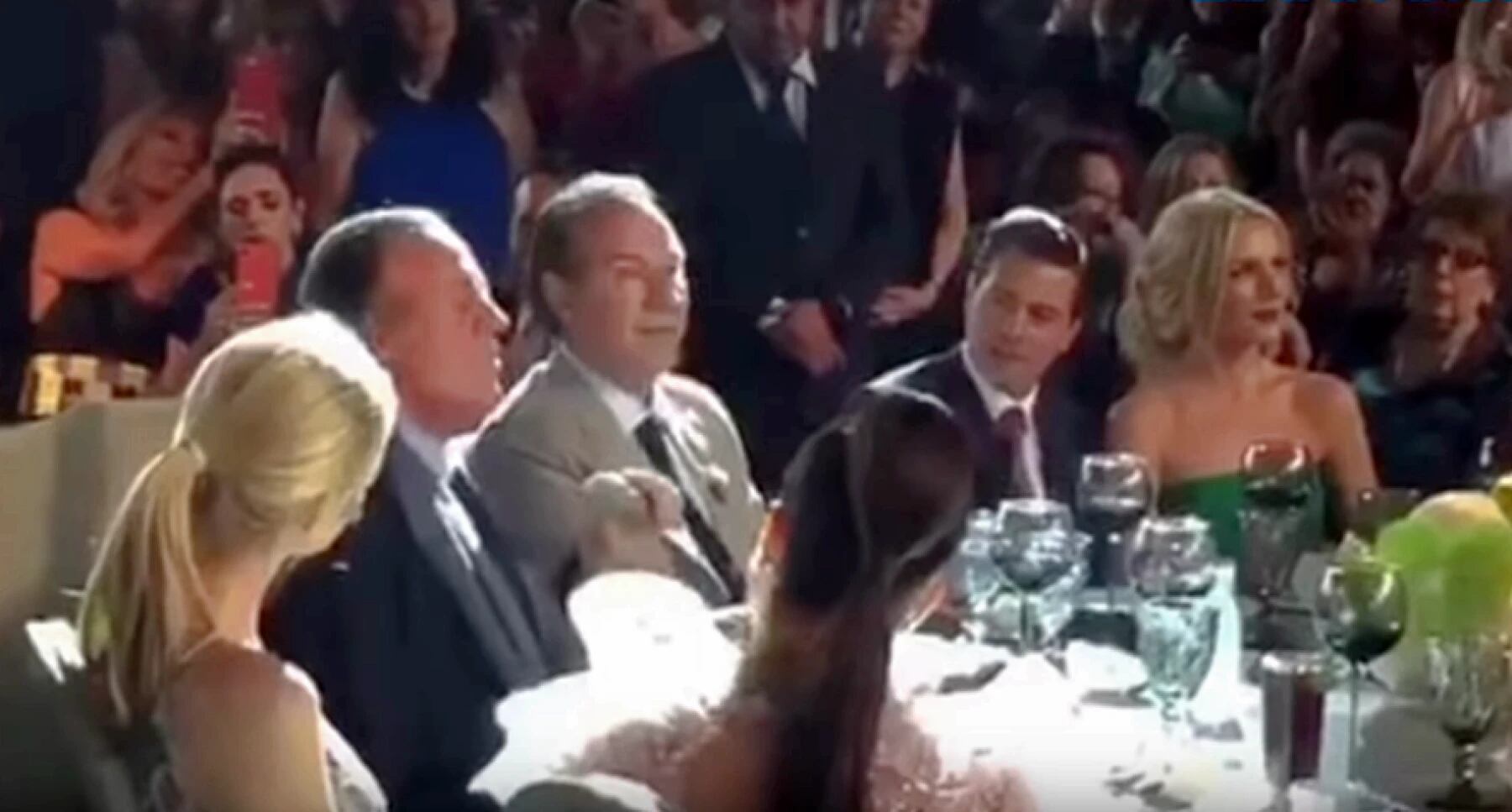 A la derecha, el expresidente Enrique Peña Nieto junto a su novia, Tania Ruiz, en la boda del hijo del abogado Juan Collado.