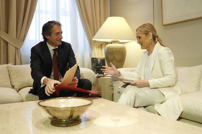 Íñigo de la Serna, ministro de Fomento, recibe ayer en su despacho a la presidenta de la Comunidad de Madrid, Cristina Cifuentes.