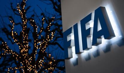 Un árbol de navidad luce ante la sede de la FIFA en Zúrich.