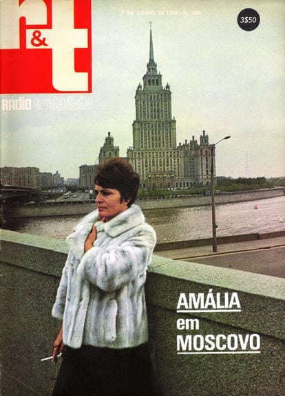 Portada de una revista con la visita de Amália Rodrigues a Moscú, en 1969.