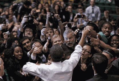 Barack Obama saluda a la gente en la Universidad George Mason en Fairfax, en Virginia.
