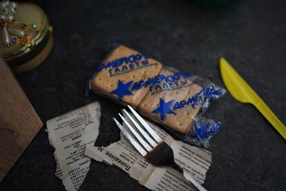 Galletas del Ejército ruso abandonadas en una de las casas ocupadas por militares del Kremlin en Bucha. 