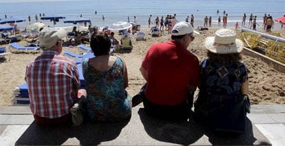 Turistas en la playa de Benidorm (Alicante).