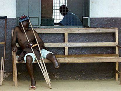 Un ciudadano de Sierra Leona, víctima de la guerra civil, descansa (enero de 1999) en una instalación internacional creada para las víctimas del conflicto.