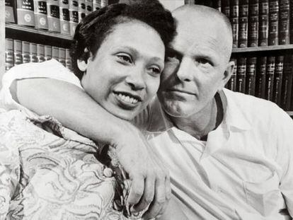 Mildred y Richard Loving, la pareja que acabó con la prohibición para contraer matrimonio entre personas de distinta raza en EE UU, en 1967.