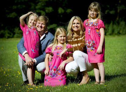 Guillermo de Holanda y Máxima Zorreguieta, con sus tres hijas.