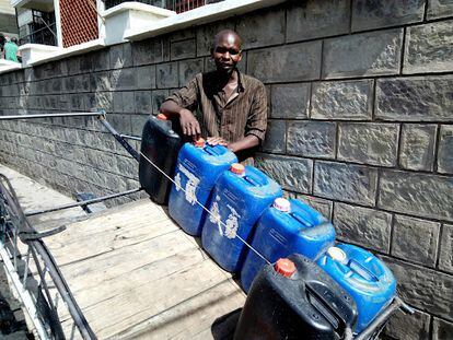 Titus Mutinda, con el carro donde transporta los bidones de agua que vende por Umoja.