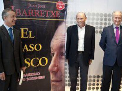 El 'exlehendakari' Juan José Ibarretxe, en el centro, junto al presidente del PNV, Iñigo Urkullu, a la izquierda, y el presidente de la Fundación Sabino Arana, Juan María Atutxa, durante la presentación de libro 'El caso vasco. El desarrollo humano sostenible'.