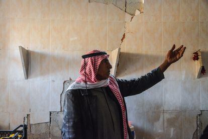 Husain Madat, de 72 años, señala una pared de su casa, muy dañada por los enfrentamientos de enero de 2022 entre fuerzas kurdas y combatientes del ISIS. Este hombre de 72 años vive con su esposa y tres familias más en una casa con varias habitaciones y no tiene dinero para reparar los destrozos.