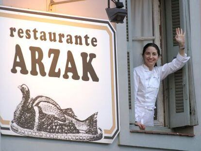 Elena Arzak, saluda desde la ventana del restaurante familiar en San Sebasti&aacute;n, en una imagen de archivo.