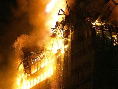 Una imagen del incendio del edificio Windsor en 2005.
