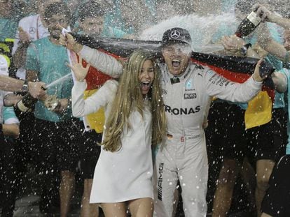 Rosberg celebra la victoria junto a su mujer.