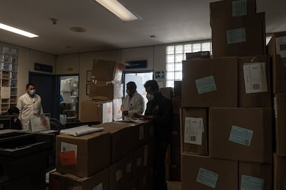 Cajas de insumos médicos para tratar covid 19 llenan la recepción del Hospital General de Atlacomulco.