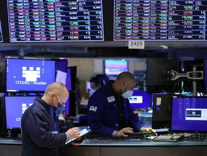 Dos operadores bursátiles, el martes en el parqué de Wall Street (Nueva York).