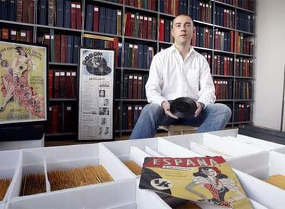 Carlos Martín muestra su colección de discos de pizarra.