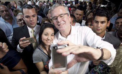 Jeb Bush en una reunión con seguidores en abril en Puerto Rico.