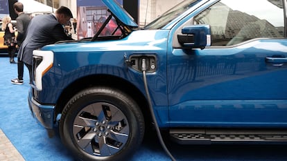 Una camioneta Ford F-150 eléctrica, ante la Bolsa de Nueva York (NYSE), el pasado 23 de marzo de 2023.