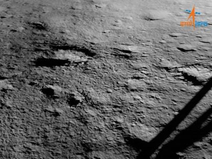 Imagen de parte la sonda india en su lugar de aterrizaje en la Luna.