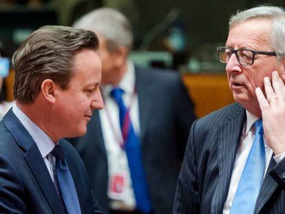 El primer ministro brit&aacute;nico, David Cameron, junto al jefe de la Comisi&oacute;n Europea, Jean-Claude Juncker.
