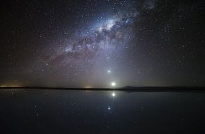 La Vía Láctea reflejada en una laguna en Atacama (Chile).