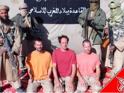 Tres de los rehenes en una imagen facilitada por la rama magreb&iacute; de Al Qaeda.