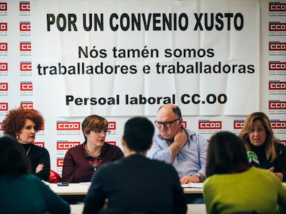 Nieves Guantes, primera por la derecha, durante la rueda de prensa del comité intercentros de CC OO este martes en A Coruña.