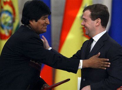 Evo Morales (izquierda) y Dmitri Medvédev, tras la firma en el Kremlin de acuerdos entre Bolivia y Rusia.