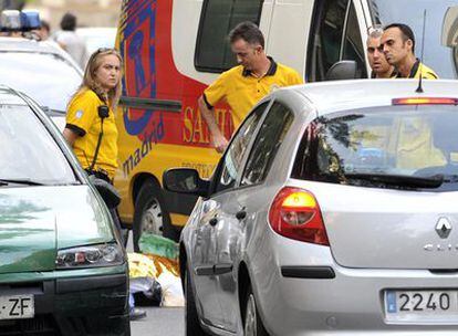 Uno de los cadáveres hallados en el incendio en la calle de Luis Mitjans, antes del levantamiento judicial.