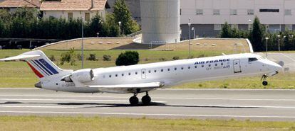 Un avión de Britair despega del aeropuerto de Bilbao.