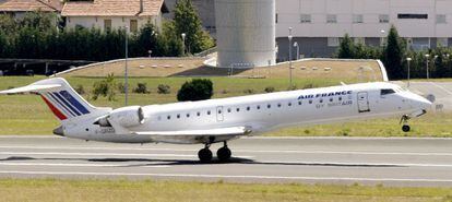 Un avi&oacute;n de Britair despega del aeropuerto de Bilbao.