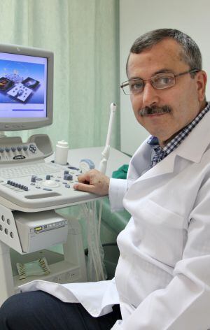 Salem Abu Jaizaran en su clínica de Ramala.