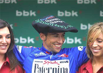 Pecharromán, en el podio final de la Bicicleta Vasca con la <i>txapela</i><b> de campeón</b>.