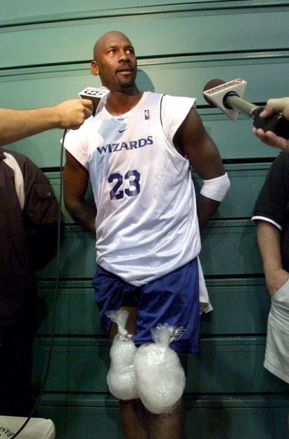 Jordan, con bolsas de hielo en las rodillas, tras un entrenamiento con los Washington Wizzards en 2001 en Wilmington. Jordan regresaba a la práctica activa del baloncesto tras tres años retirado.