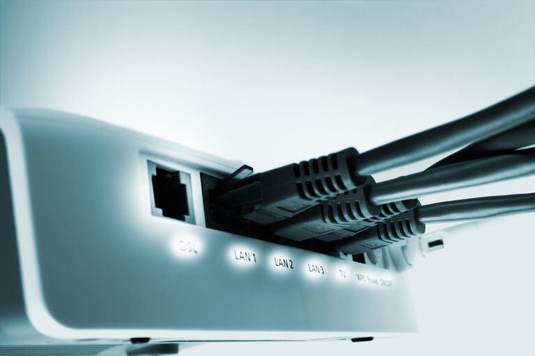 Parte trasera de un router.