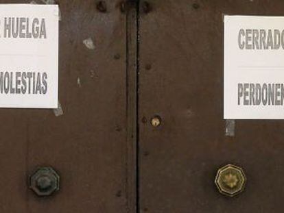 Puertas de entrada al Ayuntamiento de Barbate que permaneci&oacute; cerrado.