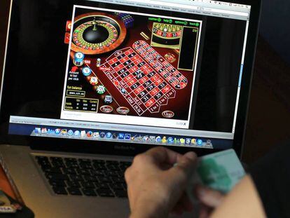 Un jugador hace una apuesta (a la ruleta) en la p&aacute;gina web de un casinos &#039;online&#039;.
