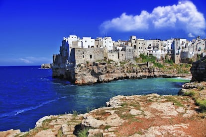 Acantilados y casas blancas pintan Polignano a Mare, un puerto de pescadores en el tacón de Italia, una de las regiones menos conocidas del país, accesible con vuelos de bajo coste desde el aeropuerto de Bari.