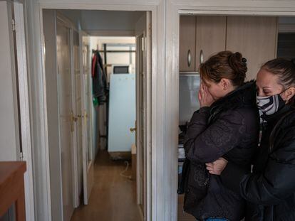 Anna Drozdovych de 48 años (i), mientras se ejecuta el desahucio de su familia por impago de alquiler en el barrio de Poble-sec, en Barcelona.