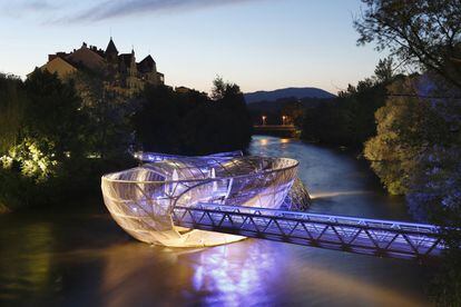 La pasarela peatonal Murinsel, en Graz (Austria), concebida por el artista Vito Acconci en el río Mur.
