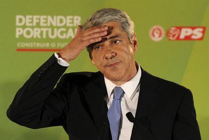 José Sócrates, primer ministro saliente, anuncia su dimisión como líder del Partido Socialista durante una conferencia de prensa en Lisboa.
francisco leong (afp)