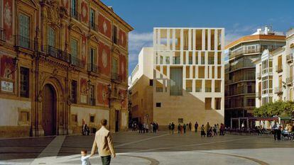 Edificio anexo del Ayuntamiento de Murcia, de Rafael Moneo, al lado del antiguo Palacio Episcopal en la Plaza Belluga.