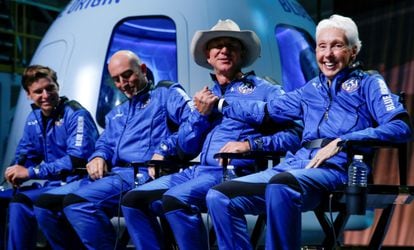 Desde la izquierda, Oliver Daemen, Mark Bezos, el multimillonario Jeff Bezos y Wally Funk, tras volar al espacio el pasado 20 de julio en el cohete New Shepard.