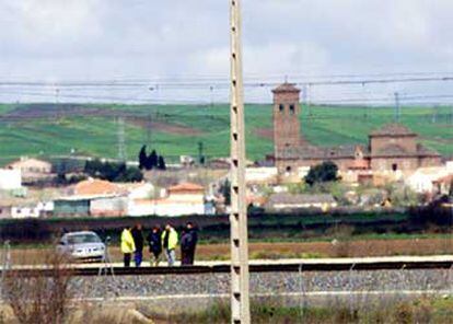 Efectivos de la Guardia Civil inspeccionan las vías a la altura de Mocejón, en Toledo.