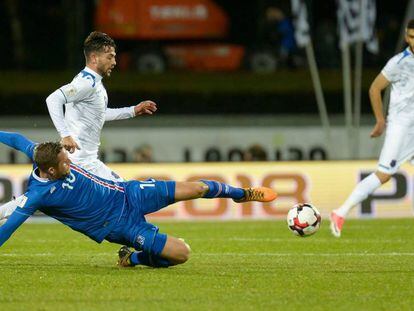 Gylfi Sigurdsson disputa la pelota en el partido contra Kosovo.